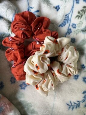 Stylish Floral Scrunchie Set - Orange & Cream